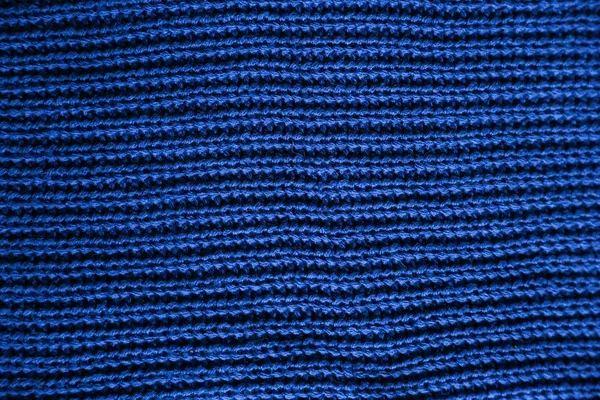 Classico sfondo blu scuro lavorato a maglia. Struttura ravvicinata. grinzosa e ombre, vista dall'alto. Colore tendenza 2020 — Foto Stock