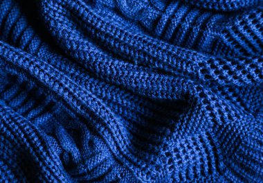  Klasik koyu mavi örgü arka plan. Dokuyu kapat. Buruşuk ve gölgeler, üst manzara. 2020 eğilim rengi