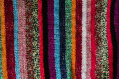 Renkli çizgili yünlü kumaş dokusu kapanıyor. Örgü arka plan. Dokuyu kapat. Buruşuk ve gölgeler, üst görünüm