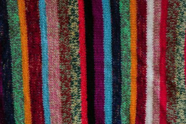 Renkli çizgili yünlü kumaş dokusu kapanıyor. Örgü arka plan. Dokuyu kapat. Buruşuk ve gölgeler, üst görünüm 