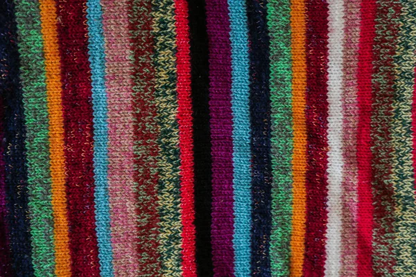 Textura de tela de lana a rayas de colores de cerca. fondo de punto. De cerca la textura. arrugado y sombras, vista superior —  Fotos de Stock