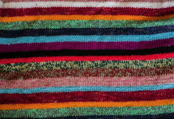 Textura de tela de lana a rayas de colores de cerca. fondo de punto. De cerca la textura. arrugado y sombras, vista superior —  Fotos de Stock