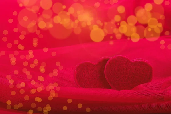 Tarjeta de felicitación para el día de San Valentín. Corazones rojos sobre fondo rojo bokeh. Copiar espacio — Foto de Stock