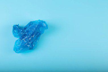 Kırışık mavi plastik torba mavi arka planda izole edilmiş. Plastik, ekoloji, geri dönüşüm konsepti yok. Boşluğu kopyala