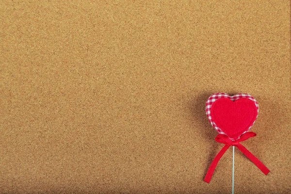 Tarjeta de felicitación para el día de San Valentín. Corazón rojo sobre fondo de madera. Copiar espacio. Puesta plana — Foto de Stock