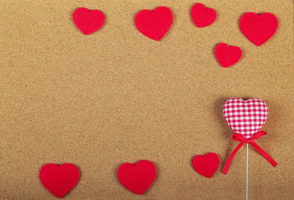 Tarjeta de felicitación para el día de San Valentín. Corazones rojos sobre fondo de madera. Copiar espacio. Puesta plana — Foto de Stock