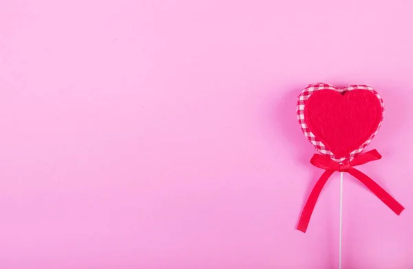 Tarjeta de felicitación para el día de San Valentín. Corazón rojo sobre fondo rosa. Copiar espacio. Puesta plana . — Foto de Stock