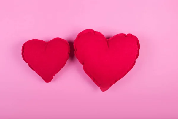 Tarjeta de felicitación para el día de San Valentín. Corazones rojos sobre fondo rosa. Copiar espacio. Puesta plana . — Foto de Stock