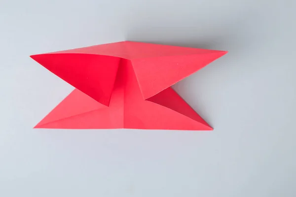 Instrucción fotográfica paso a paso. Cómo hacer peces de papel de origami. DIY para niños. Proyecto de arte infantil artesanía para niños — Foto de Stock