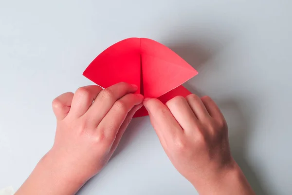 ステップバイステップの写真の指示。折り紙の魚を作る方法。子供用DIY 。子供のための子供アートプロジェクトクラフト — ストック写真