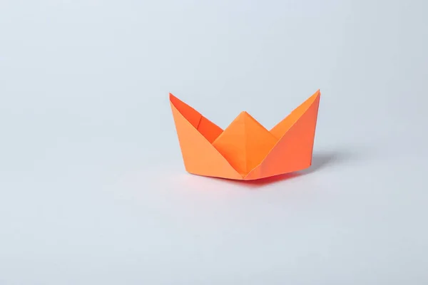 Schritt für Schritt Fotoanleitung. Wie man Origami-Papierboot macht. DIY für Kinder. Kinderkunstprojekt Basteln für Kinder — Stockfoto