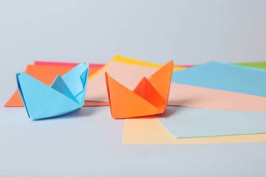 Adım adım fotoğraf talimatları. Origami kağıttan teknenin nasıl yapıldığını. Çocuklar için ölüm. Çocuklar için Çocuk Sanatları Projesi