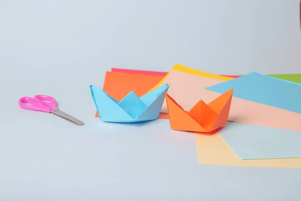 Adım adım fotoğraf talimatları. Origami kağıttan teknenin nasıl yapıldığını. Çocuklar için ölüm. Çocuklar için Çocuk Sanatları Projesi — Stok fotoğraf