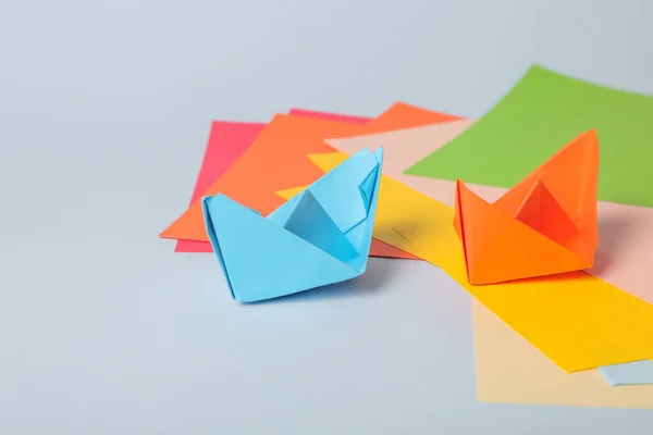 ステップバイステップの写真の指示。折り紙の紙ボートを作る方法。子供用DIY 。子供のための子供アートプロジェクトクラフト — ストック写真