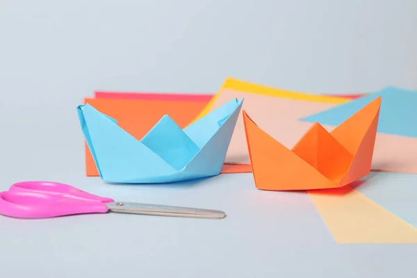 Lépésről lépésre fotózásra. Hogyan készítsünk origami papírhajót. DIY gyerekeknek. Gyermek művészeti projekt kézműves gyerekeknek — Stock Fotó