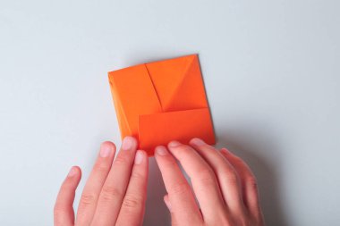 Adım adım fotoğraf talimatları. Origami kağıttan teknenin nasıl yapıldığını. Çocuklar için ölüm. Çocuklar için Çocuk Sanatları Projesi