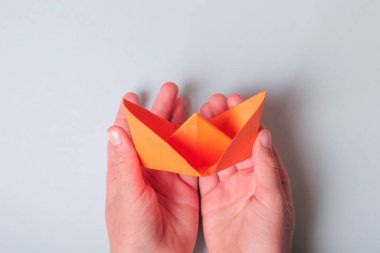Adım adım fotoğraf talimatları. Origami kağıttan teknenin nasıl yapıldığını. Çocuklar için ölüm. Çocuklar için Çocuk Sanatları Projesi