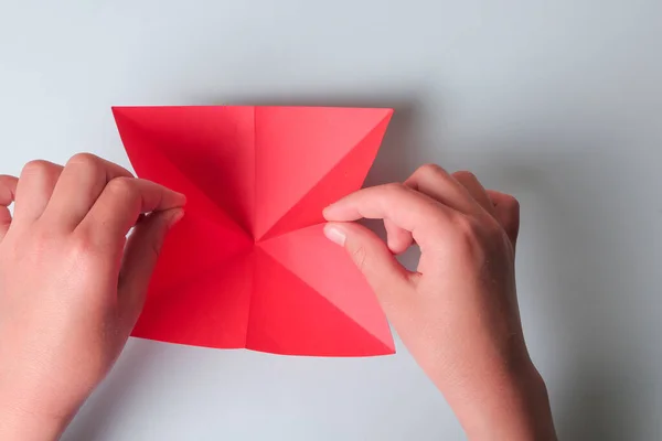 Instrucción fotográfica paso a paso. Cómo hacer peces de papel de origami. DIY para niños. Proyecto de arte infantil artesanía para niños — Foto de Stock