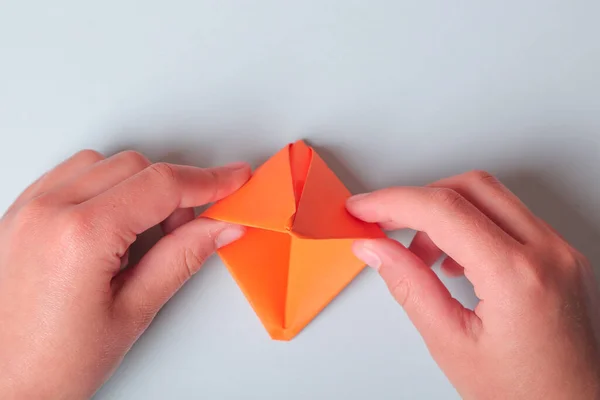 Lépésről lépésre fotózásra. Hogyan készítsünk origami papírhajót. DIY gyerekeknek. Gyermek művészeti projekt kézműves gyerekeknek — Stock Fotó