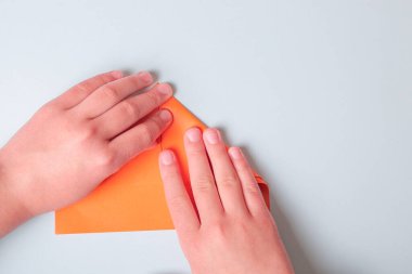 Adım adım fotoğraf talimatları. Origami kağıttan teknenin nasıl yapıldığını. Çocuklar için ölüm. Çocuklar için Çocuk Sanatları Projesi