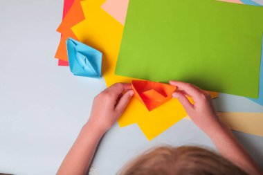 Adım adım fotoğraf talimatları. Origami kağıttan teknenin nasıl yapıldığını. Çocuklar için ölüm. Çocuklar için Çocuk Sanatları Projesi