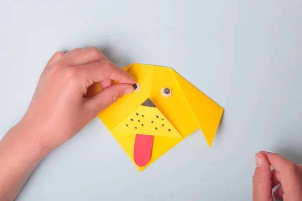 Instruction photo étape par étape. Comment faire un chien en papier origami. Bricolage pour enfants. Projet d'art pour enfants artisanat pour enfants — Photo