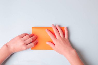 Adım adım fotoğraf talimatları. Origami kağıttan teknenin nasıl yapıldığını. Çocuklar için ölüm. Çocuklar için Çocuk Sanatları Projesi