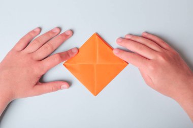 Adım adım fotoğraf talimatları. Origami kağıttan teknenin nasıl yapıldığını. Çocuklar için ölüm. Çocuklar için Çocuk Sanatları Projesi