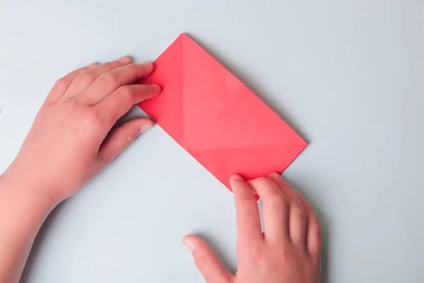 Stap voor stap foto instructie. Hoe maak je origami papier vis te maken. DIY voor kinderen. Kinderen kunst project ambacht voor kinderen — Stockfoto