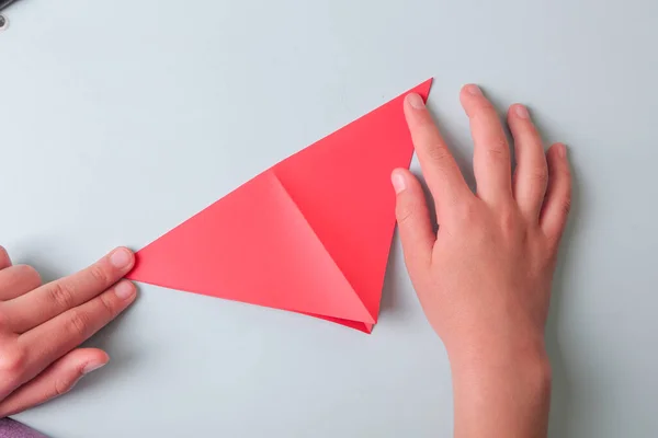 Schritt für Schritt Fotoanleitung. Wie man Origami-Papierfische macht. DIY für Kinder. Kinderkunstprojekt Basteln für Kinder — Stockfoto