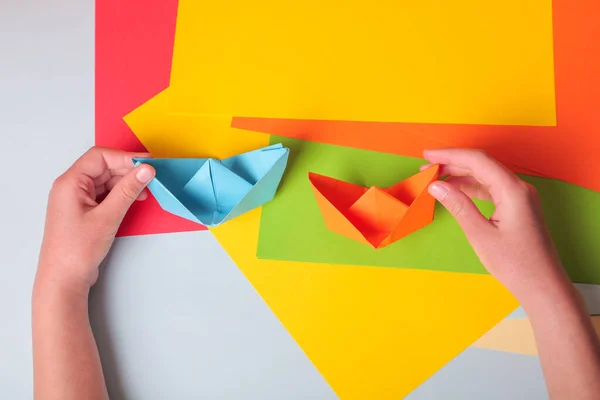 Lépésről lépésre fotózásra. Hogyan készítsünk origami papírhajót. DIY gyerekeknek. Gyermek művészeti projekt kézműves gyerekeknek — Stock Fotó