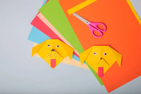 Istruzioni fotografiche passo dopo passo. Come fare origami cane di carta. Fai da te per i bambini. Progetto artistico per bambini artigianato per bambini — Foto Stock