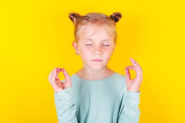 Sakin, rahat sarışın kız stres, kapalı gözler ve huzur içinde meditasyon yaparken gülümseme, huzur ve meditasyon konsepti..