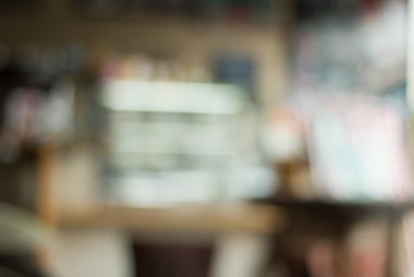 Kafenin arka planı bulanık..