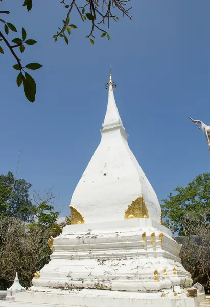 Loei, Thailand - 18 oktober 2015: Pratat Srisong Rak tempel. — Stockfoto