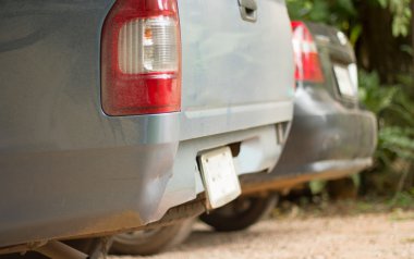 Bir park yerinde kirli arabalar.