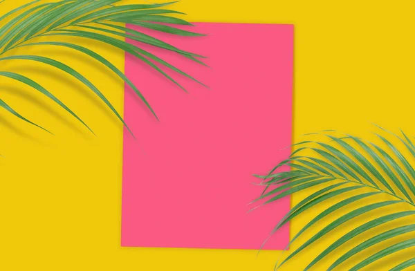 Folhas de palmeira tropical com papel vazio para o seu projeto em amarelo — Fotografia de Stock