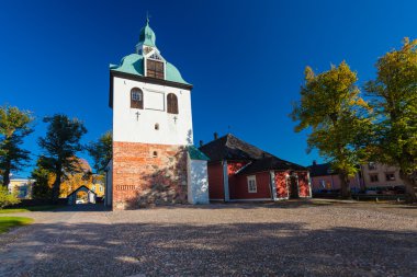 Porvoo, Finlandiya - 08 Ekim 2016: Porvoo kasabasındaki ortaçağ katedralinin çan kulesi ve arnavut kaldırımlı meydan, Finlandiya