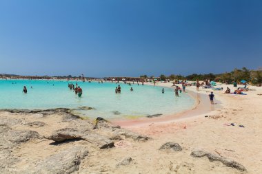 Yunanistan'da Girit adasının sahili. Pembe kum ile Elafonisi (veya Elafonissi) plajı. Libya Denizi ( Akdeniz'in bir parçası)