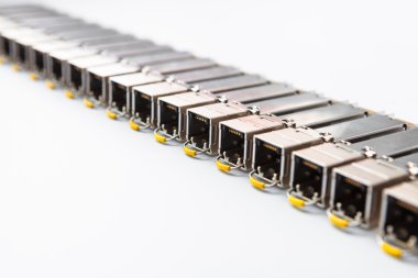 Ağ anahtarı için Internet Sfp (Küçük Form faktörü Takılabilir) ağ modülleri. İnternet iletişimi ve bağlantısı kavramı. Sfp hem telekomünikasyon hem de veri iletişimi uygulamaları için kullanılır