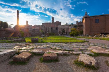 Roma, İtalya - 12 Eylül 2016: Veiw gün batımında Roma Forumu'nda.