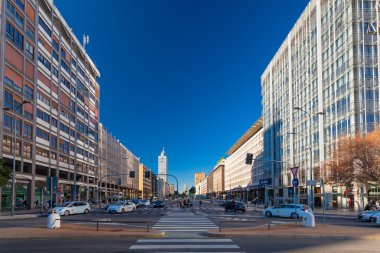 Milan, İtalya - 07 Eylül 2016: Şehir iş parçası sabah Milan (Via Vittor Pisani Vittor Pisani sokak üzerinde bulunan)