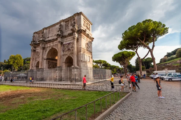 Рим Италия Сентября 2016 Года Туристы Посещают Арку Константина Arco — стоковое фото
