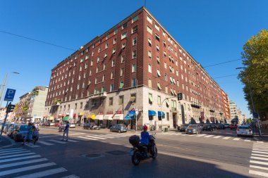 Milan, İtalya - 06 Eylül 2016: İtalya 'nın Milano kentinde Giovanni Pierluigi da Palestrina ve Via Giulio e Corrado Venin kavşağında scooter kullanan yayalar ve kadınlar