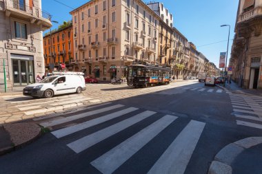Milan, İtalya - 06 Eylül 2016: Yaya geçidi (yaya geçidi), araba ve tramvay trafiği Via Luigi Settembrini