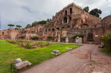 Roma, İtalya - 12 Eylül 2016: Roma 'daki Roma Forumu' nda hava bulutluyken Veiw.