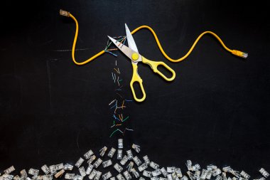 Sarı yama kablosu makas ve bağlayıcı Rj45, Siyah Kara tahta arka plan üzerinde izole kompozisyon kesilmiş. Kavramı Internet iletişim ve bağlantı