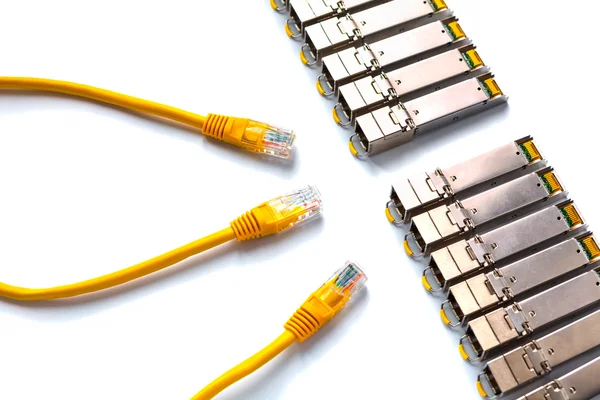 Internet Sfp Small Form Factor Pluggable Netzwerkmodule Und Gelbe Patchkabel — Stockfoto