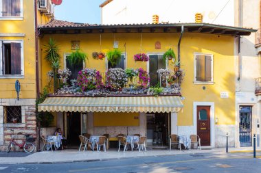 Verona, İtalya - 08 Eylül 2016: küçük kafede eski iki katlı ev çiçeklerle Piazza Pizza Verona yer alan güzel balkonlu