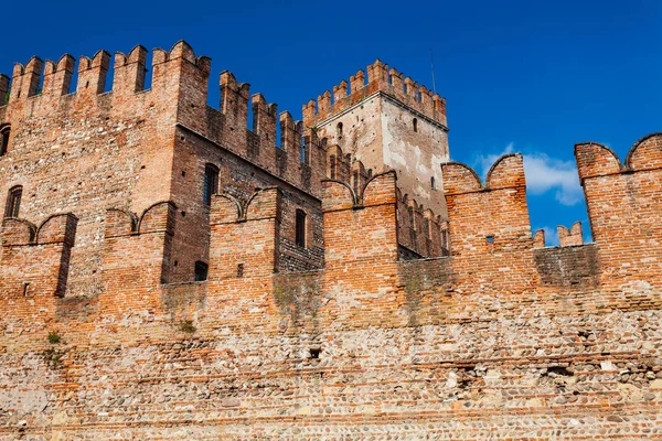 VERONA, ITALY- September 08, 2016: Walls of Castelvecchio fortress in Verona. The medieval Castelvecchio  (Old Castle) was built between 1354 and 1356 by order of Cangrande II della Scala. — Stock Photo, Image